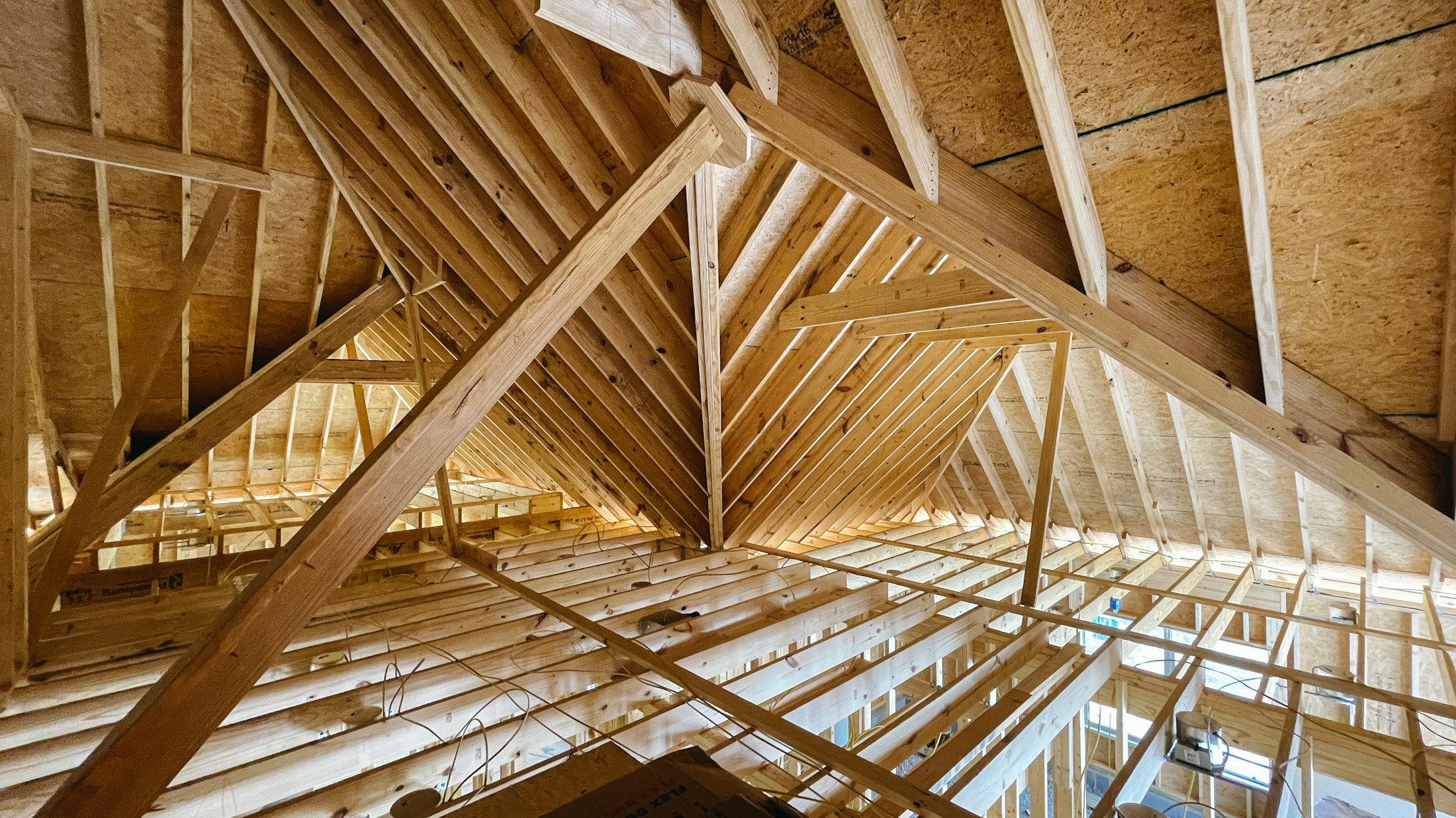 Houten dakconstructie met zichtbare balken en spanten